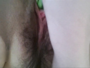 这么美的学生妹没人操？自己在房间拿根黄瓜插出了高潮